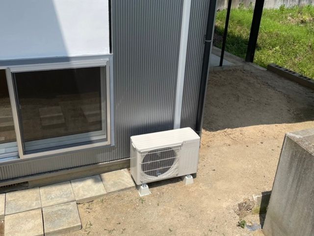 ルームエアコンの取り外しをいたします。