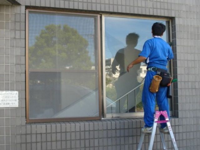 フロア清掃：ベテラン作業員、インボイス対応、損保加入で安心サービスの画像