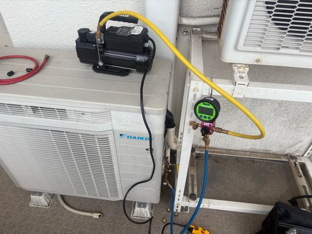 エアコン修理　ガス補充