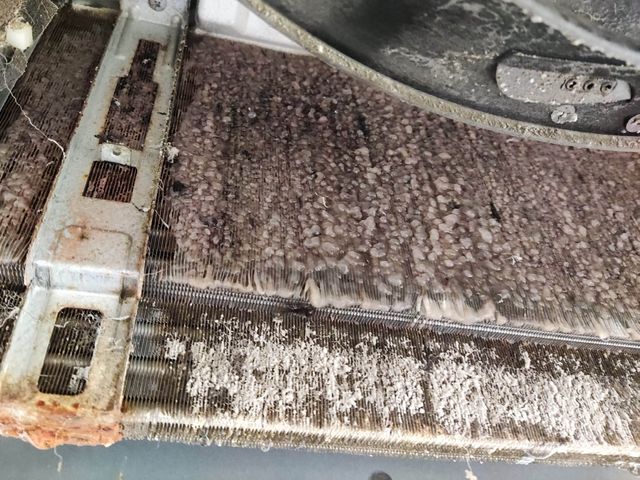 エコ洗剤、オゾン水すすぎ無料。業務用エアコン用高圧洗浄機で丁寧に洗浄します。