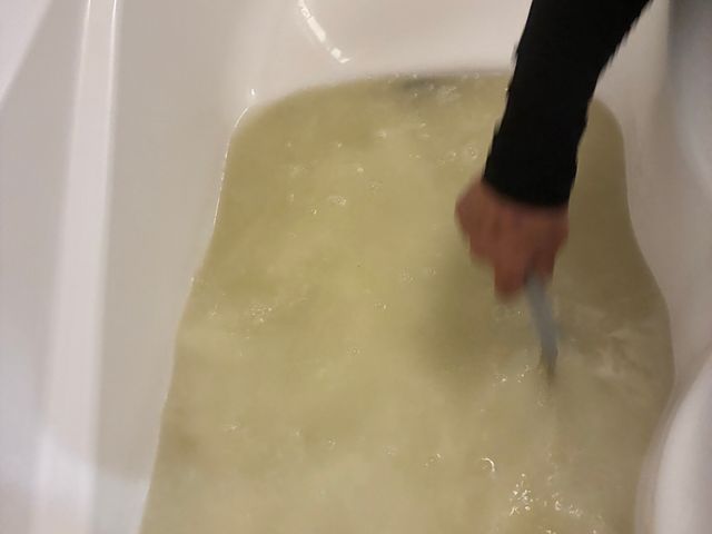 気づかない汚れが一番危険。レジオネラ菌対策に風呂釜洗浄を。女性スタッフ対応可能！