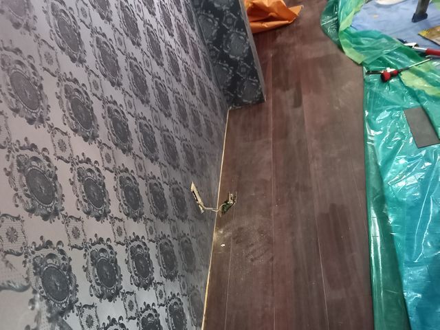 経験２０年以上の匠が、フロアタイルを丁寧に張ります。アフターケアもバッチリ。