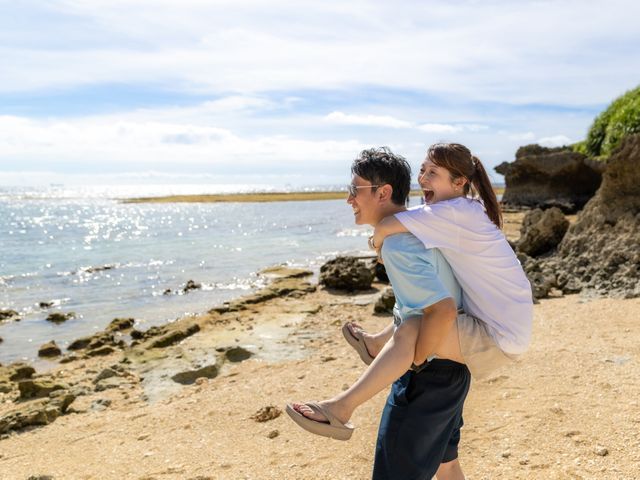 沖縄の海と、ふたりの笑顔が輝く瞬間。