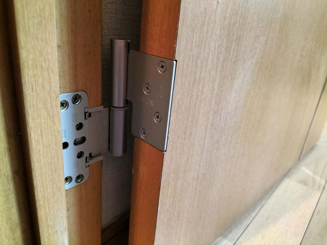 ※クローゼット開き戸や室内ドアの蝶番ドアクローザー調整や交換、ドアノブ修繕も可能