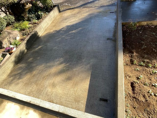 駐車場の高圧洗浄になります。