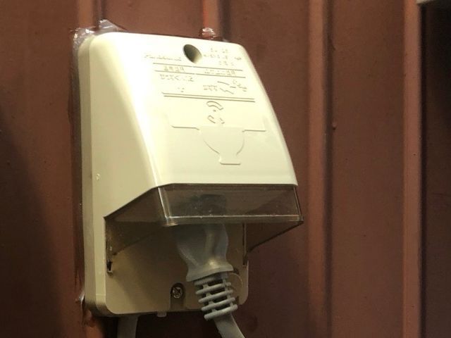 壊れた防水コンセント　すぐ交換します！