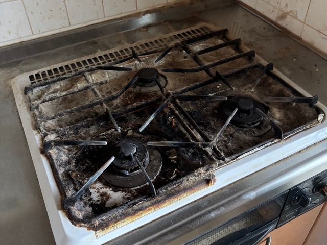 コンロに加えてキッチン周りの油除去、シンクを磨きキッチン全体を輝かせます！！