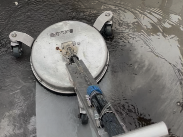 その黒ずみ・コケ汚れ、落ちるんです｜駐車場、土間の高圧洗浄施工