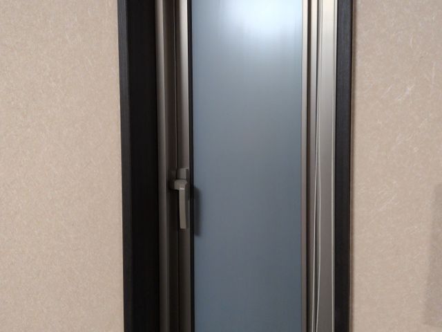 窓枠のシート張り替え。