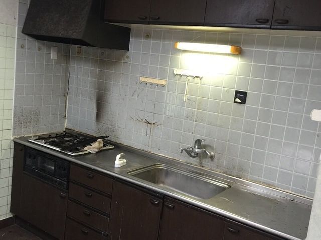 賃貸物件や築古物件に大人気◎キッチンパネル張り替えで明るいキッチンに！