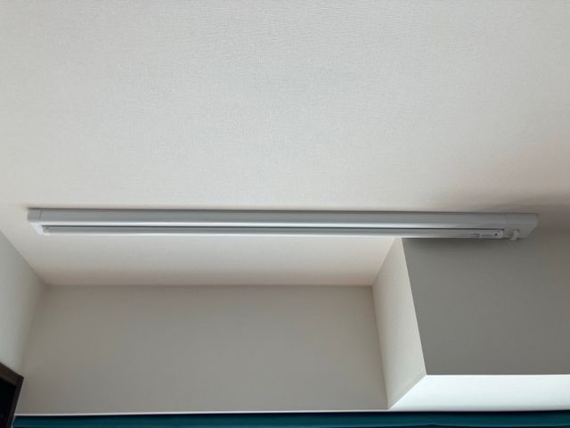 雨の日も安心、室内干し用の物干を天井に取付