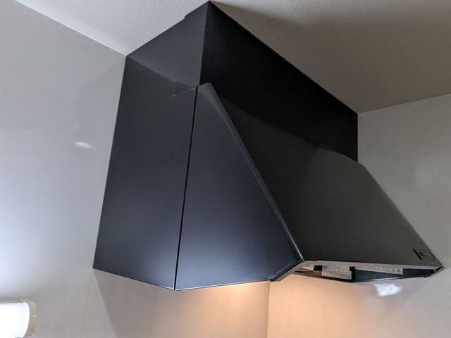 レンジフードのギトギト油汚れ、弊社にお任せくださいませ!ピカピカに仕上げます。