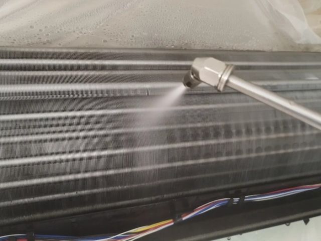 エアコンカバー、エアコン内部までしっかり洗浄します！【損害保険加入】