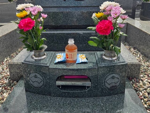 お墓参り代行｜清掃・お水替え・お花交換まで丁寧に対応します