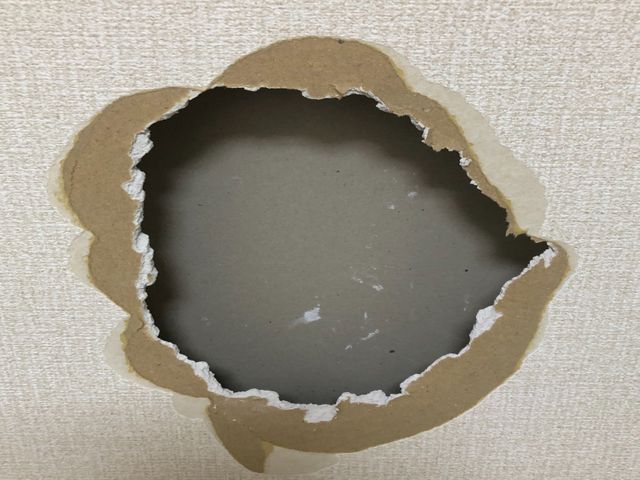 【壁紙業界40年以上】20cm以上の大きな穴も対応可能