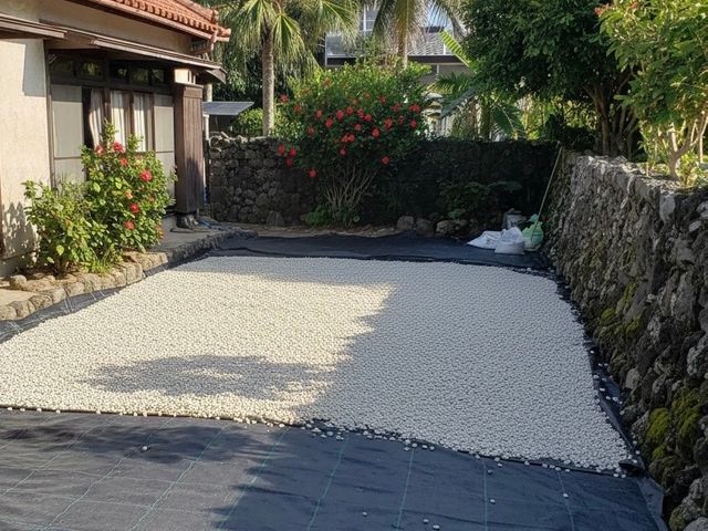 防草対策もお任せ｜庭・空き地の砂利敷き施工｜暮らしの島サポ