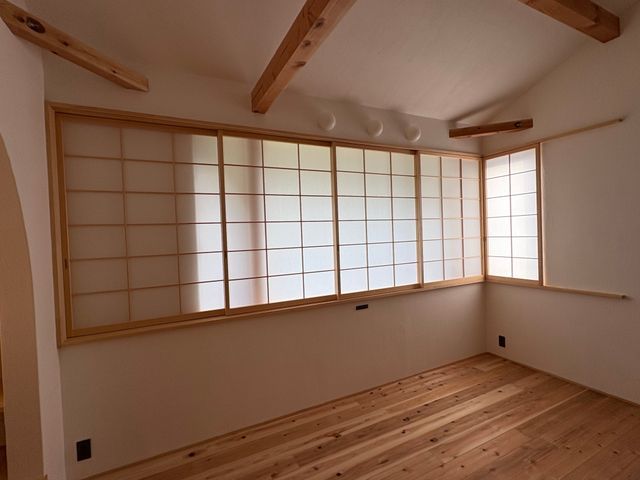 破れにくいプラスチック障子も対応！丁寧な仕上がりの障子張替え