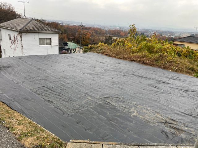 雑草さようなら。平坦でも法面でもお任せください！CTYの防草シート施工！