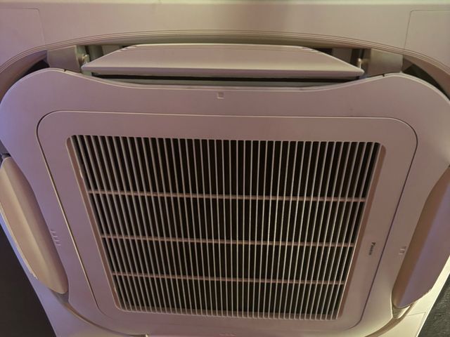 複数台がお得！4方向業務用エアコン¥22000！家庭用1〜2方向は¥19000！