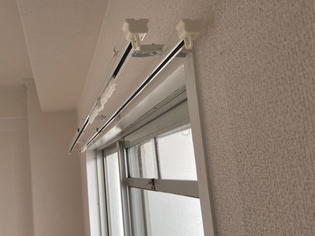 大工の仕事カーテンレール、ロールスクリーン取付