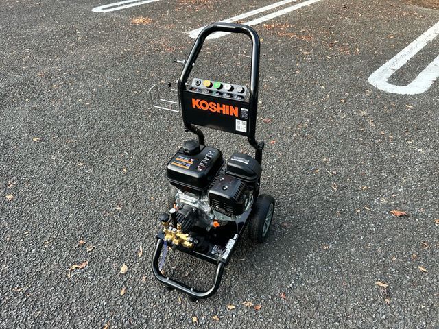 駐車場は洗うだけで、家の雰囲気も明るくなります。