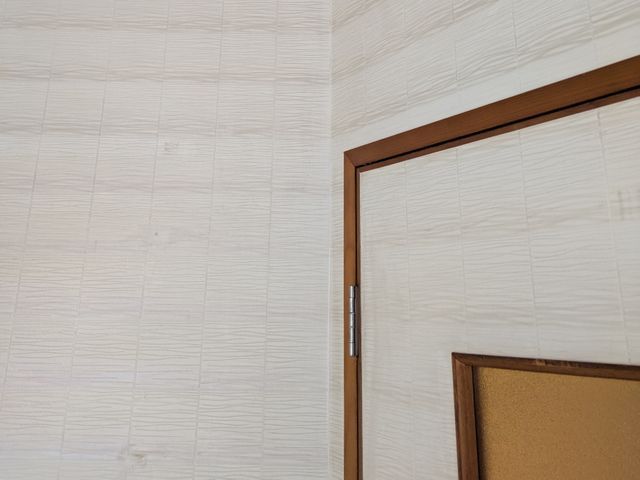 壁紙を剥がずに染色！　低コストでお部屋を綺麗に！