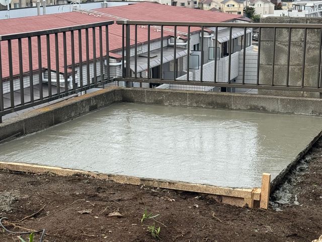 駐車場、物置など設置場所への土間作ります。