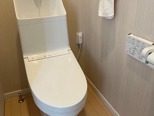 古いトイレの撤去から新規設置、清掃まで一貫対応のトイレリフォームサービスです♡