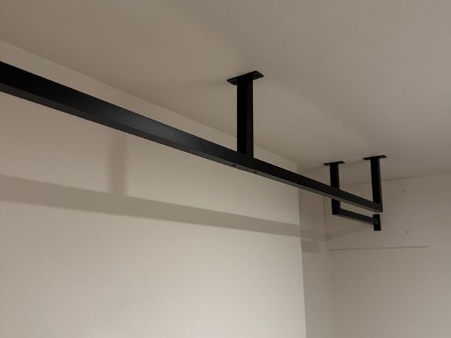 ハンガーパイプの取付はプロにお任せ下さい。