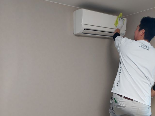 エアコン洗浄サービス、分解し内部の洗浄。