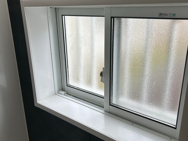 窓ガラスはもちろんサッシ枠までキレイにします