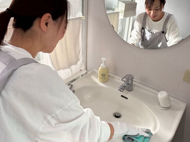 水垢・石けんカス・くもりを除去し、清潔感のある洗面空間に。