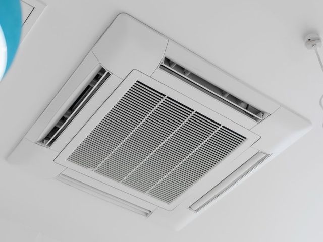 業務用エアコン、特に4方向吹き出しタイプのクリーニングサービス