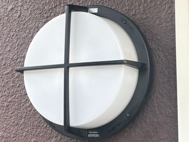 玄関灯は家のシンボルです　古くなり漏電の原因なります　早めの交換をお勧めします