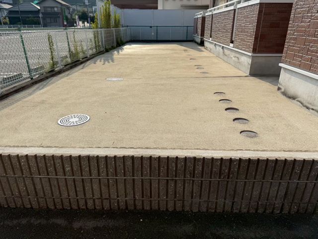 駐車場高圧洗浄｜コンクリートの黒ずみ・コケを徹底洗浄