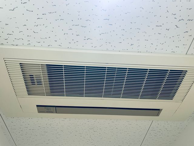 ★ご自宅の天井埋め込み1方向のエアコンクリーニングでカビや臭いを徹底洗浄