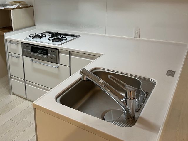 油汚れやコンロの焦付き、シンクの頑固な水垢を徹底的にキレイにします！