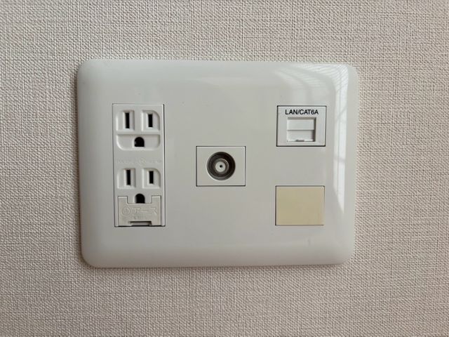 【藤沢市発】LAN配線承ります。1Fから2Fの屋内や屋外配線もご相談ください。