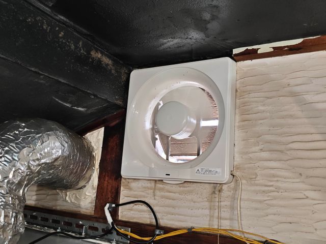 プロペラ型換気扇のお取り付け致します。