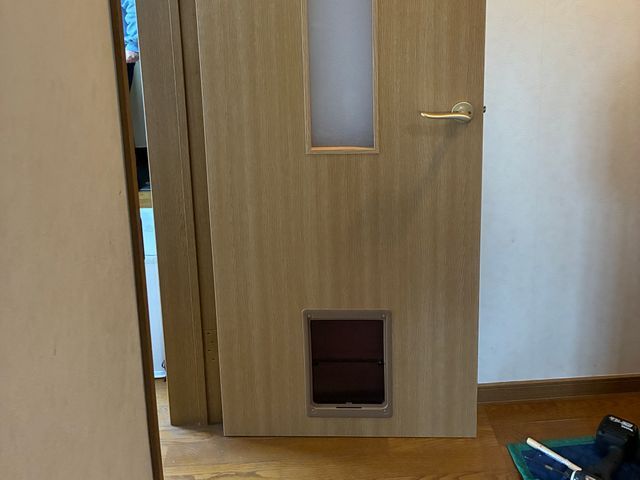 【大阪】ペットドア取り付けます！　冷暖房節約に！