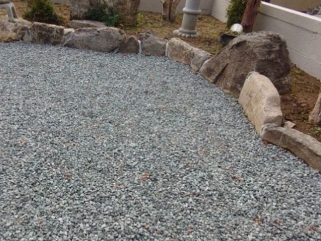 砂利敷き　させて頂きます。　お困りごとありません?