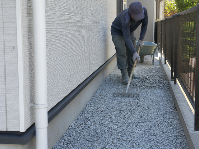 雑草ゼロへ！整地＋防草＋砂利で長持ちキレイを実現