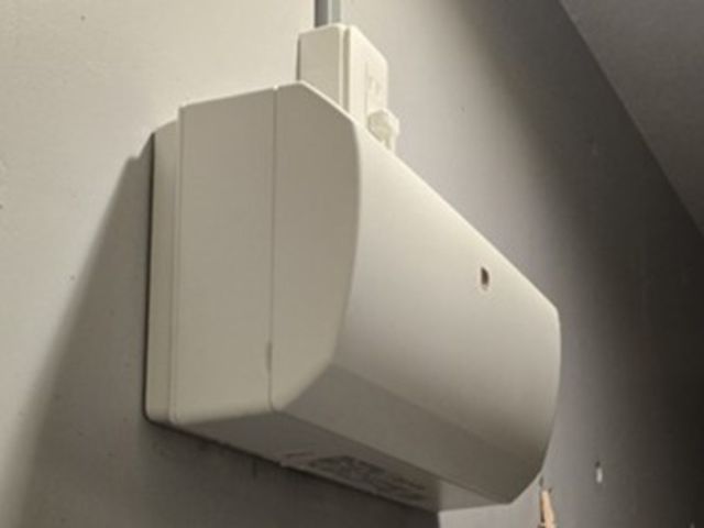 【トイレ用換気扇の交換】東京都荒川区の電気工事店です。