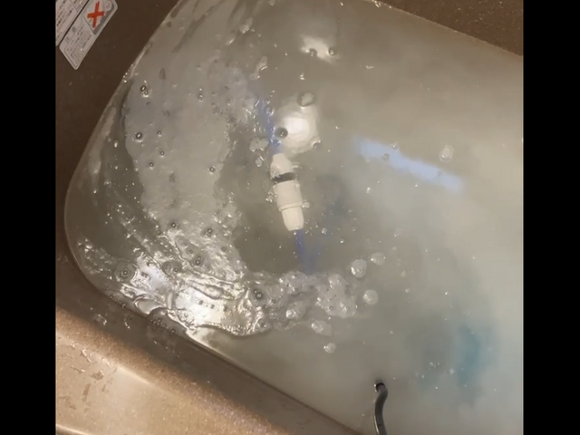 プロの技術で浴室の追い焚き配管に溜まった汚れを除菌洗浄！