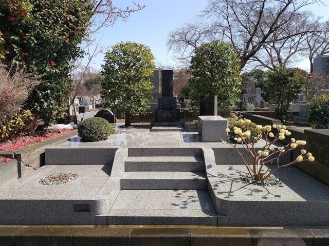 女性の庭師が心を込めて作業いたします。7年間の墓石清掃経験あり