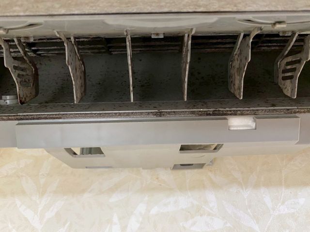 施工歴3年以上！見えにくい部分まで徹底洗浄！見違えるほど綺麗なエアコンへ