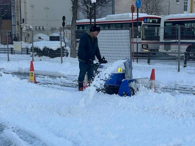 敷地の除雪、排雪を人力、除雪機でご対応します。屋根の雪おろしも対応致します！