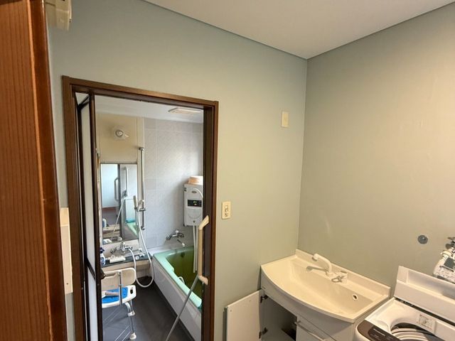 壁紙や床の貼替えはお任せください‼　お見積り無料サービスの画像