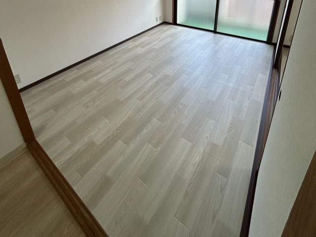 壁紙や床の貼替えはお任せください‼　お見積り無料サービスの画像