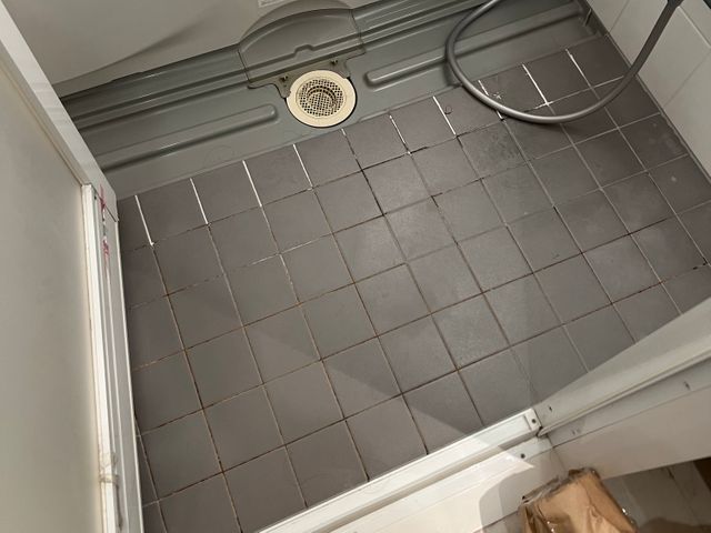 冷たい・滑る浴室床、1日で改善！床シート貼り